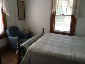 2 多间卧室、办公桌、熨斗/熨衣板、床单