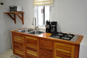 Refrigerador con freezer, tostadora, arrocera, licuadora