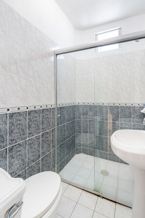 Superior Room | Bathroom | Shower, towels - OYO Hotel Platinium Gran Hotel,Guadalajara,ARTESANIAS TONALA (Tonalá)