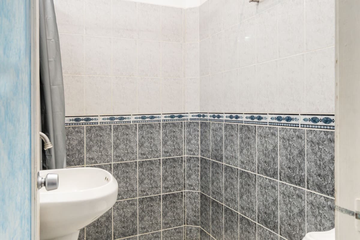 Habitación estándar, 2 camas individuales | Baño | Regadera y toallas