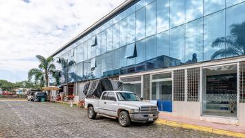 Vista frontal de la propiedad