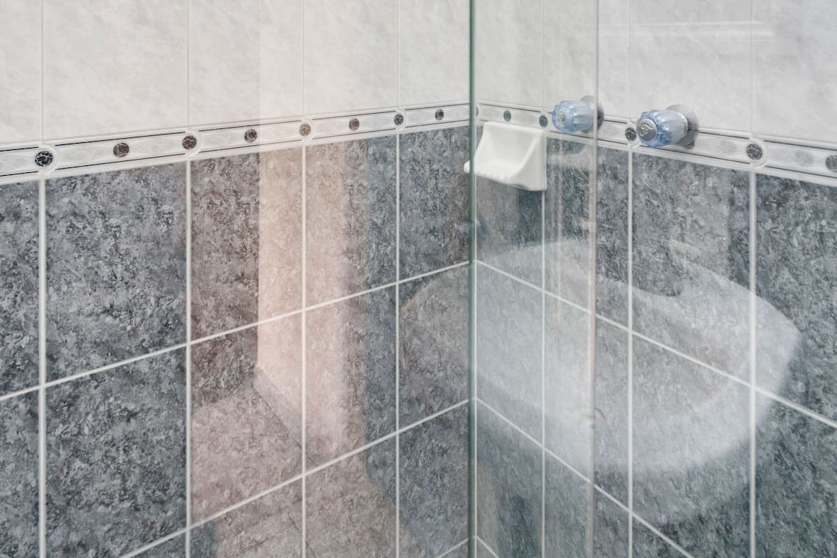 Habitación superior | Baño | Regadera y toallas