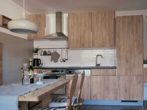 Fridge, oven, stovetop, dishwasher