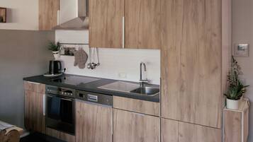 Frigorifero, forno, piano cottura, lavastoviglie