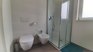 Haartrockner, Handtücher, Seife, Shampoo