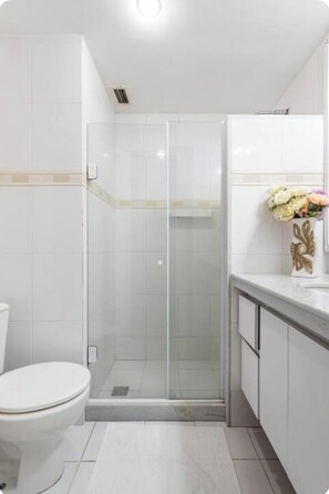 Douche, serviettes fournies, savon, papier toilette