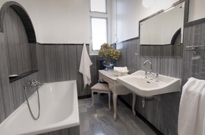 Ensemble douche/baignoire, sèche-cheveux, serviettes fournies, savon