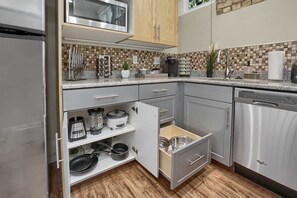 Kjøleskap, mikrobølgeovn, ovn og kokeplater