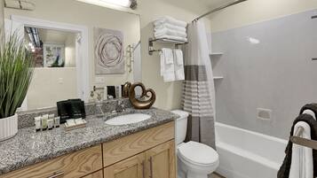 Tina con regadera, secadora de cabello, toallas, jabón