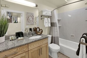 Ensemble douche/baignoire, sèche-cheveux, serviettes fournies, savon