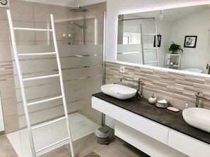 Baignoire, sèche-cheveux, serviettes fournies, savon