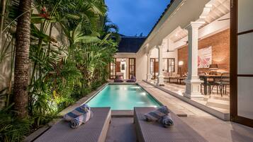 Una piscina al aire libre