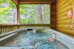 Indoor spa tub - Precious Moments is the ultimate private retreat for that special occasion (Sevierville)