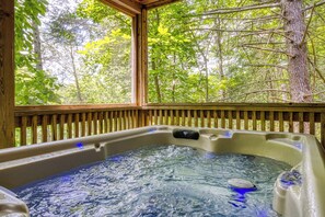 Outdoor spa tub - Precious Moments is the ultimate private retreat for that special occasion (Sevierville)