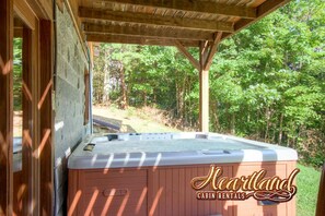 Outdoor spa tub - Halfway to Heaven is perfect for a couples retreat or family getaway (Sevierville)