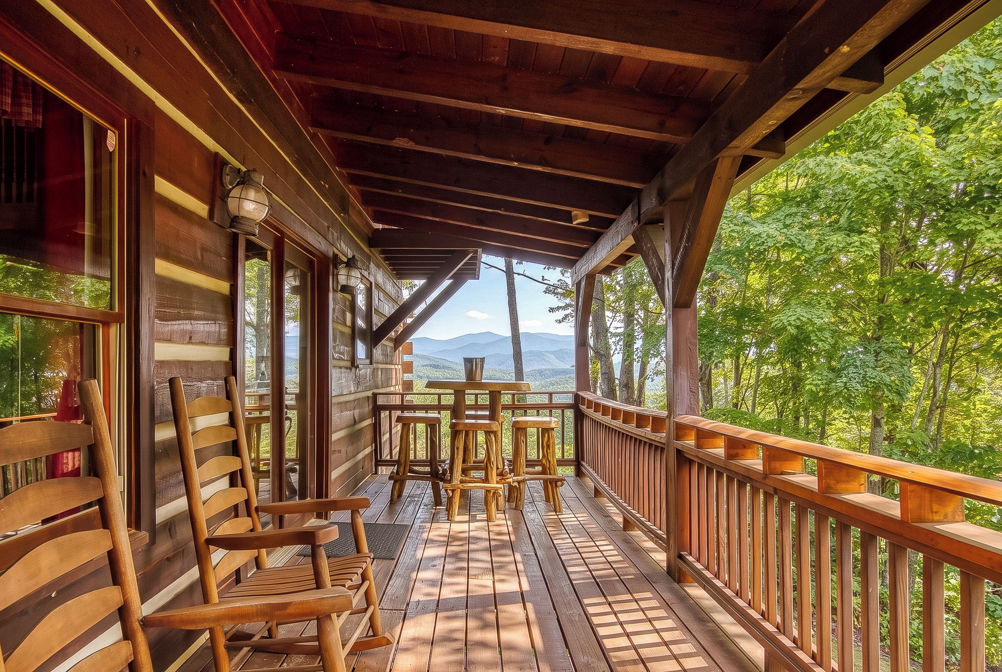 Eine Holzterrasse mit Blick auf eine Berglandschaft.