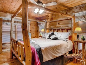 1 bedroom, internet, bed sheets - Enjoy a fun-filled stay with someone special when you book "Naughty Pines" (Sevierville)