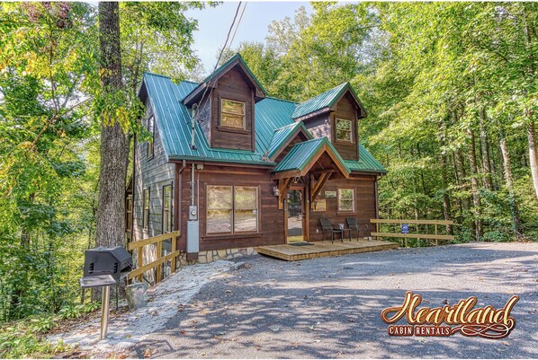 Exterior - Enjoy a fun-filled stay with someone special when you book "Naughty Pines" (Sevierville)