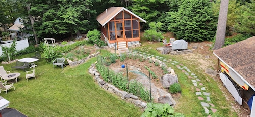 Sebago-Kabine auf Raymond Cape; Ein kleiner, neu renovierter Raum mit großartigen Sonnenuntergängen.