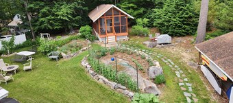 Sebago Cabin på Raymond Cape; ett litet nyrenoverat utrymme med stora solnedgångar.