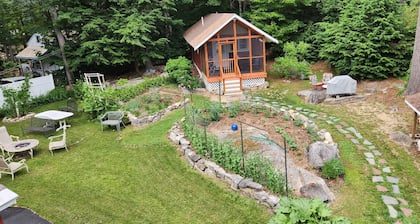 Sebago-Kabine auf Raymond Cape; Ein kleiner, neu renovierter Raum mit großartigen Sonnenuntergängen.