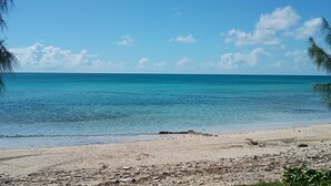 Ein Strand mit klarem türkisblauem Wasser und einem Sandstrand.