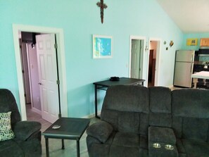 TV, DVD player, video library, stereo - Kewl Breez, Gorgeous Villa, 2 bed, 2 bath, James Cistern, water front (James Cistern)