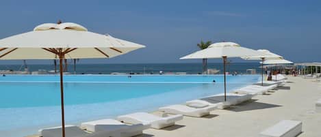 Una piscina techada, una piscina al aire libre