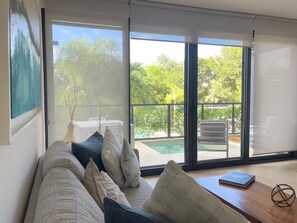 Smart-tv, een dvd-speler, boeken en een filmbibliotheek