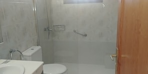 Douche, sĂšche-cheveux, serviettes fournies, papier toilette