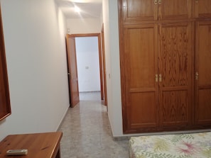 3 habitaciones, tabla de planchar con plancha y cuna de viaje 