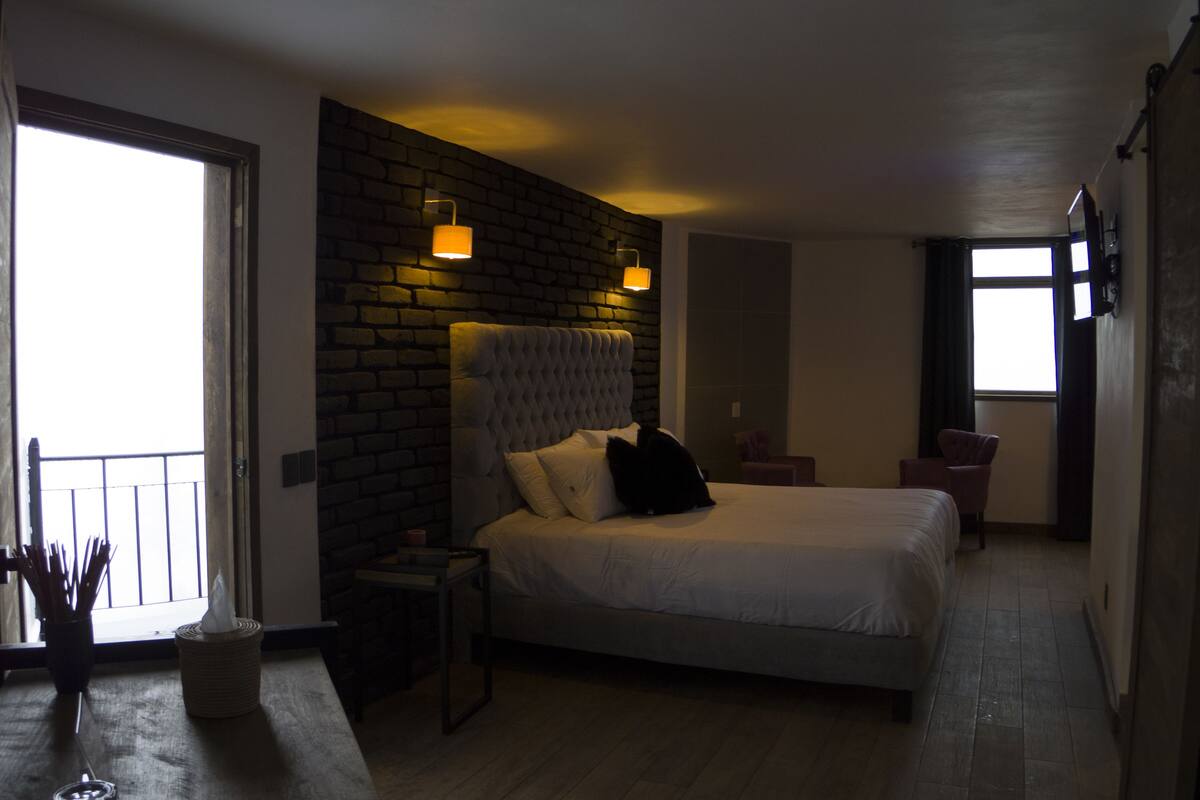 Junior Room | Premium bedding, down comforters, pillowtop beds, blackout drapes