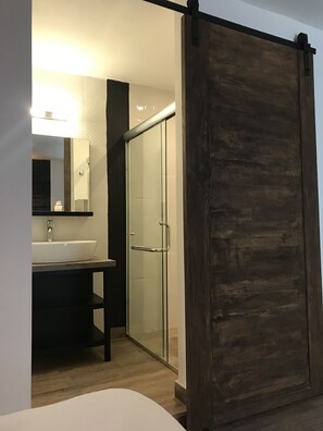 Quarto júnior | Banheiro | Chuveiro, chuveiro com efeito de chuva, secador de cabelo, chinelos