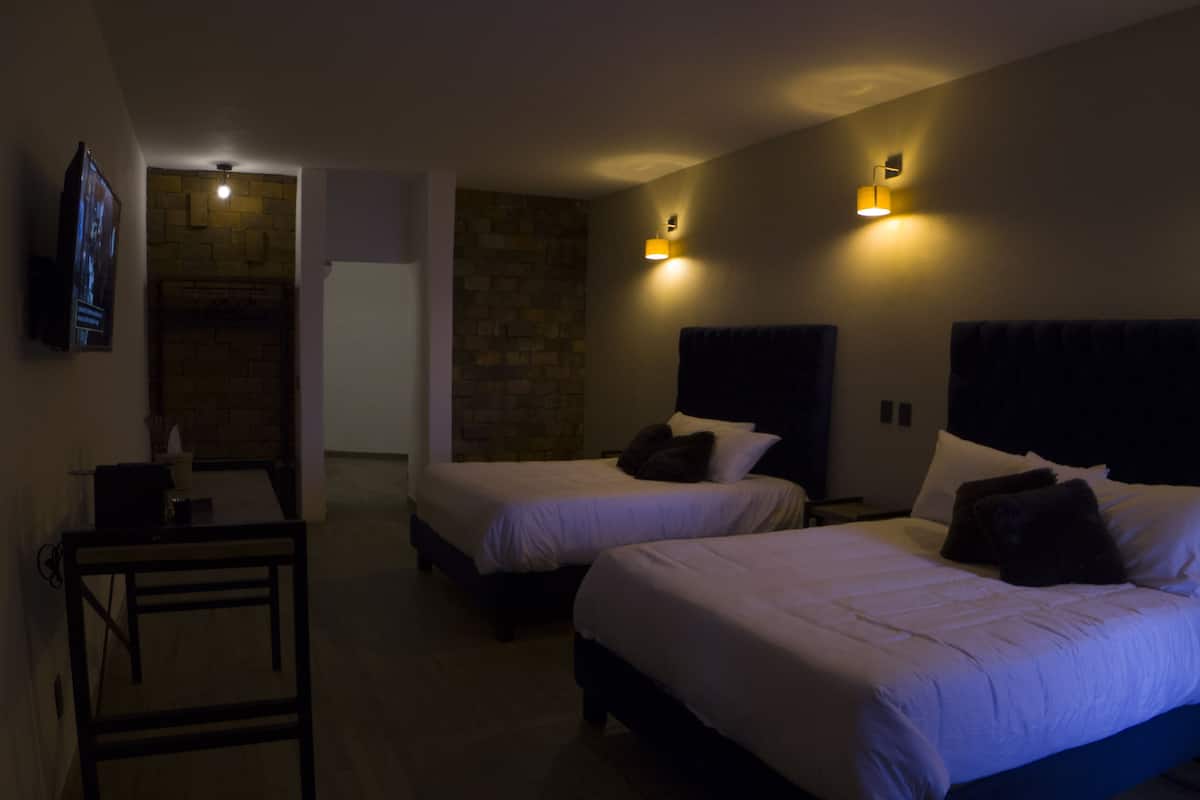 Deluxe vierpersoonskamer | Luxe beddengoed, donzen dekbedden, pillowtop-bedden