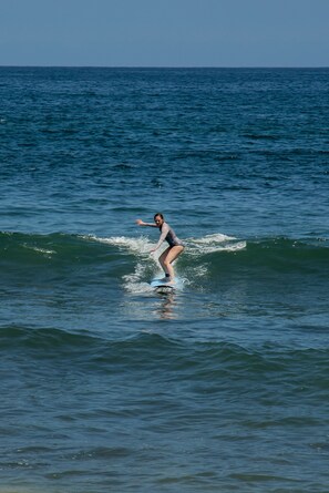 Uma pessoa surfando em uma onda no oceano.