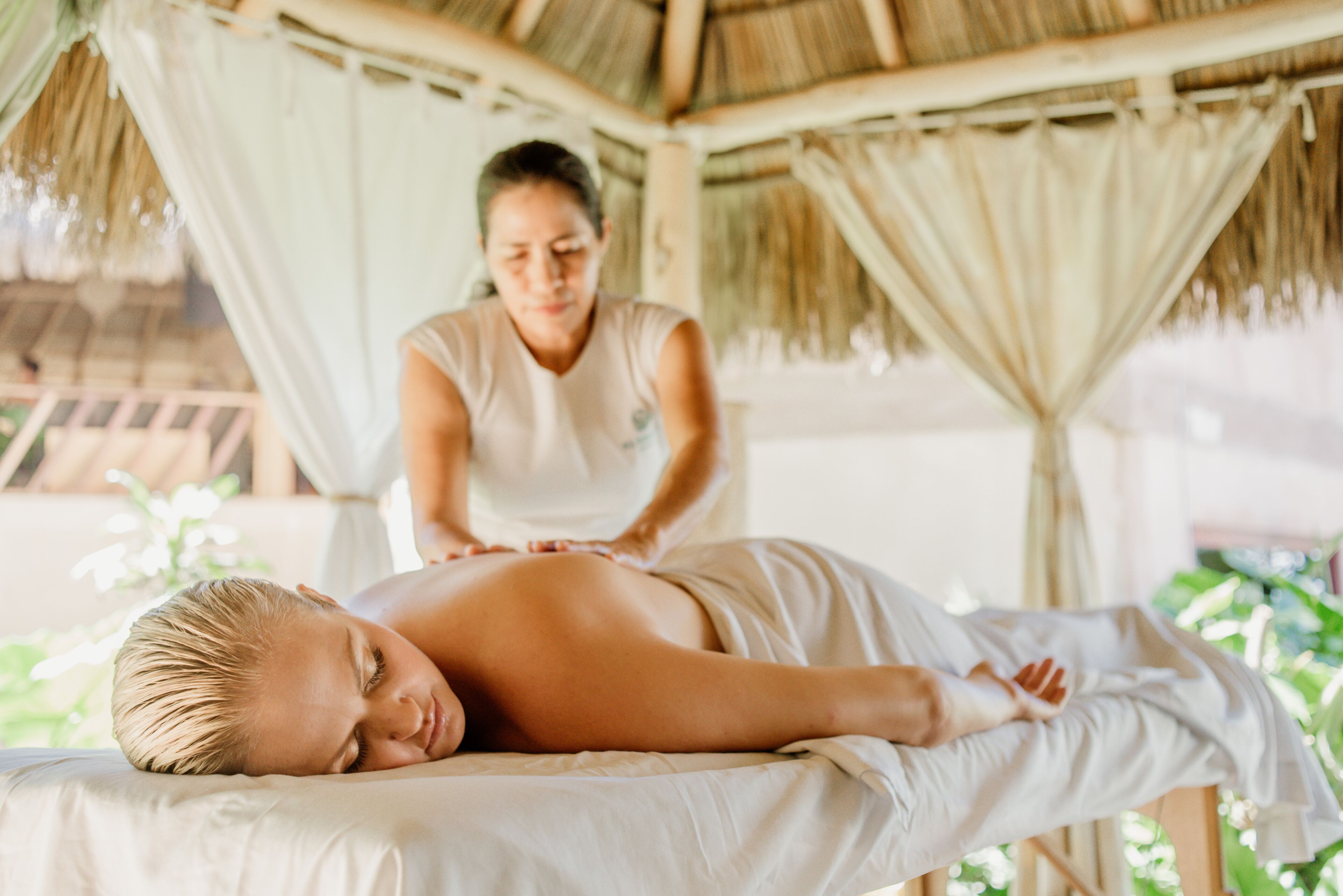 双人护理室、湿蒸房、水疗法、热石按摩、深层组织按摩、体膜护理