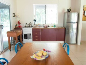 Fridge, oven, stovetop, coffee/tea maker - Moo Creek Rainforest hideaway  (Cow Bay)