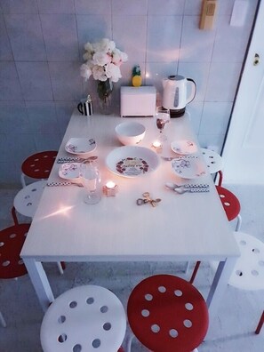 In-room dining - Kiki House 3 (Seoul)