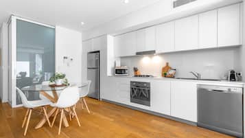 One Bedroom Apartment With Parking | Dapur pribadi | Lemari es, microwave, oven, dan kompor