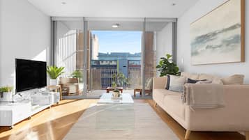 One Bedroom Apartment With Parking | ๋์งํธ ์ฑ๋ ์์ฒญ์ด ๊ฐ๋ฅํ 49์ธ์น ์ค๋งํธ TV, TV