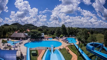 Una piscina techada, una piscina al aire libre de temporada