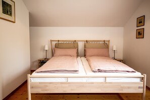 2 bedrooms, bed sheets - Ferienwohnung "Hochplatte" 100qm mit 2 Schlafzimmern und Balkon mit See-und Bergblick (Chieming)