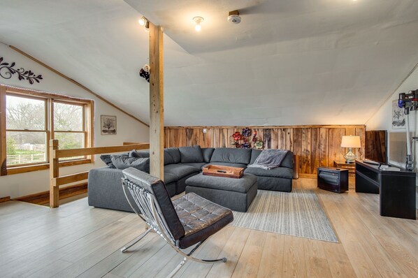 Smart-TV, musikkbibliotek og stereoanlegg