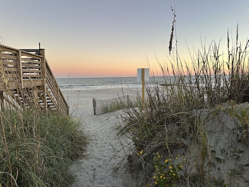 2BR Sleeps 4 - Beach Retreat  - 100 feet to beach, Walk to Dining & Nightlife