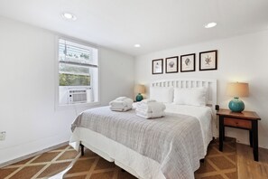 2 makuuhuonetta, silitysrauta/-lauta, ilmainen Wi-Fi, vuodevaatteet