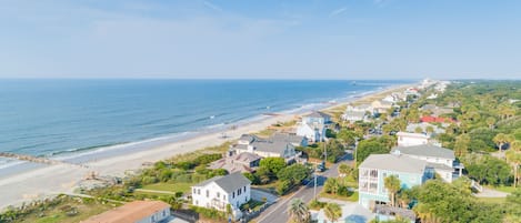 Vlak bij het strand, ligstoelen