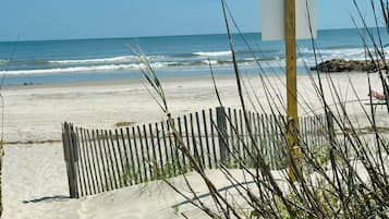 Perto da praia, espreguiçadeiras