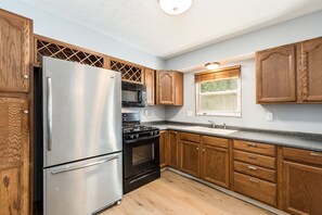 Frigorífico, microondas, horno y placa de cocina