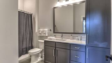 Sèche-cheveux, serviettes fournies