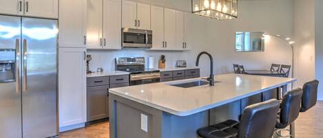 ثلاجة، ميكروويف، فرن، موقد طهي مسطح